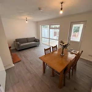 https://4-bed-semi-near-southampton-general-hospital.bournemouth-hotels.org
